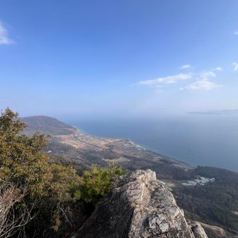 鳶岩到着。琵琶湖の北のほう。霞がかかって向こう岸が見えない