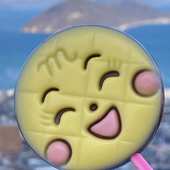 展望台に登り、ぴんちゃんさんからいただいた、メロンパンナちゃんと、女木島の灯台を写す。
実は女木島の灯台で同じように食べたんよね
なつかし〜💓