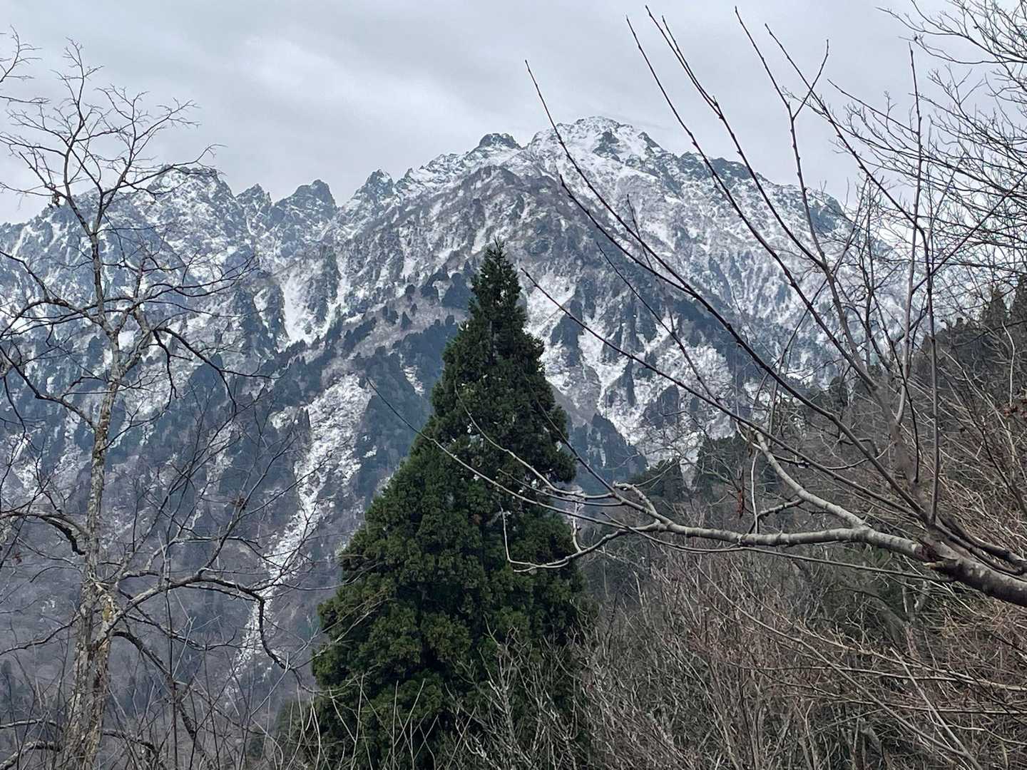 おっ👀
空は白いままだけど、雲が流れてスッキリと見えました😁