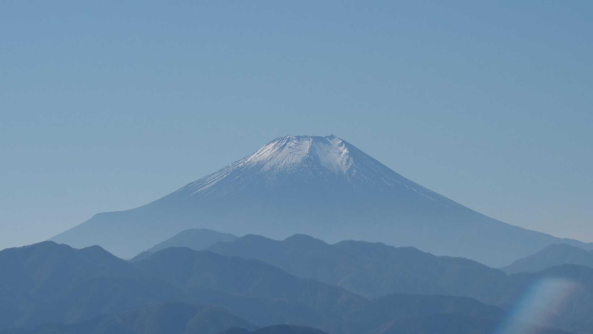 富士山拡大　左下中景御正体山、右端中景杓子山