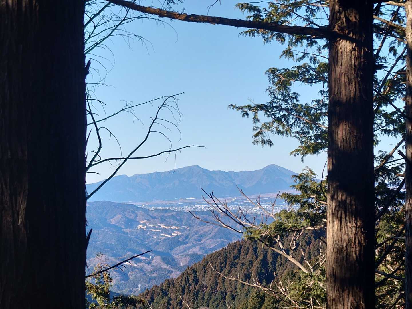 わが名はアシタカ！
木々の間からこんにちわ、「愛鷹山（あしたかやま）」（1,187㍍）にご挨拶。
富士山の名脇役的なお山とか言われてますが、この山塊は7座も有する立派な連峰なんですって。