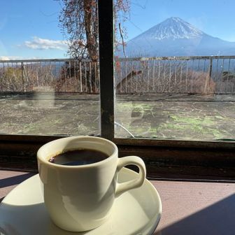 このロケーションで頂くコーヒーは最高☕️✨
それもストーブがついている温かい室内ですから