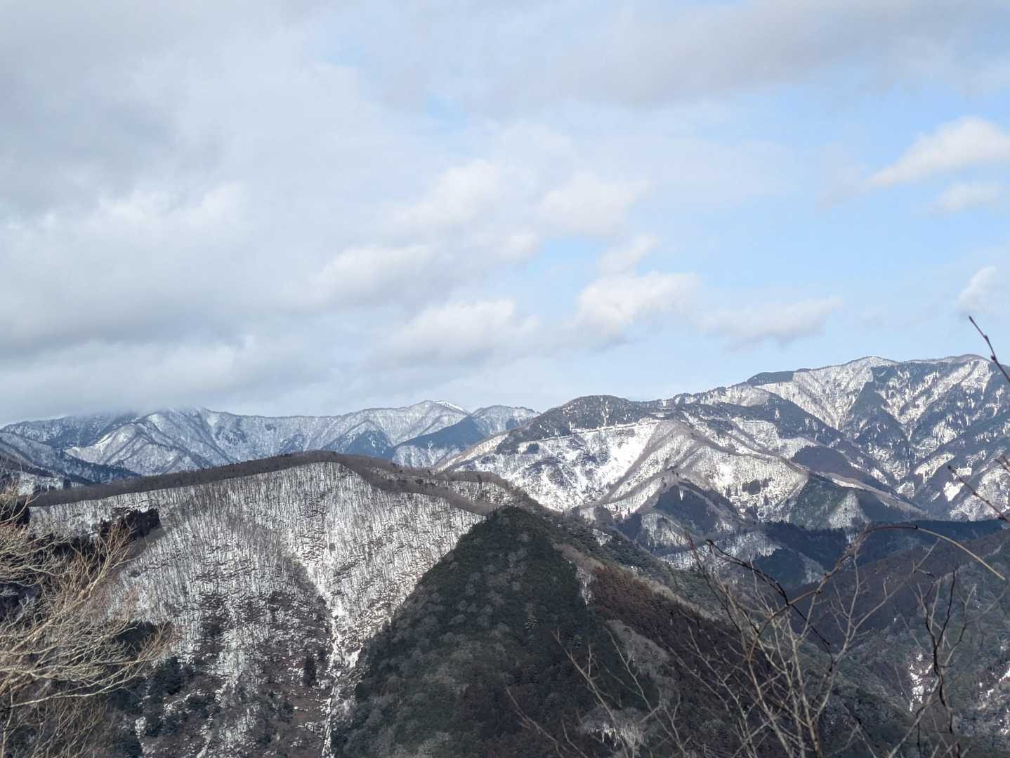 左は雷倉雲の中、右端はタンポ(丹保)ですね～