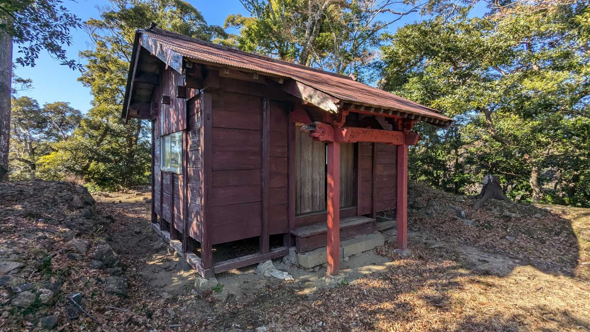 愛宕山⛰️山頂には祠⛩️