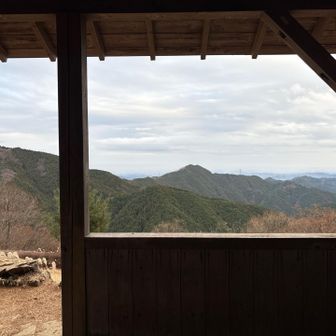 長尾平は見晴らしが良くベンチも沢山有ります。