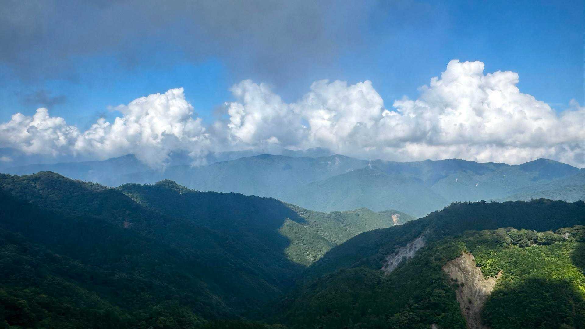 ⛰️“白岩山”（しろいわやま）山頂より脊梁Ｈ型北西の九州脊梁山頂の山々の眺望…本来 本日お伺いする予定だった“脊梁の雄 国見岳”など👀
“分け入っても分け入っても青い山”…種田山頭火が脊梁を旅した時に詠った句が頭をよぎります😏
“国見岳”と言えば…2022年の🌀台風14号で崩壊していた国見岳山頂の⛩️“祠”が 本日再建されたらしい👍