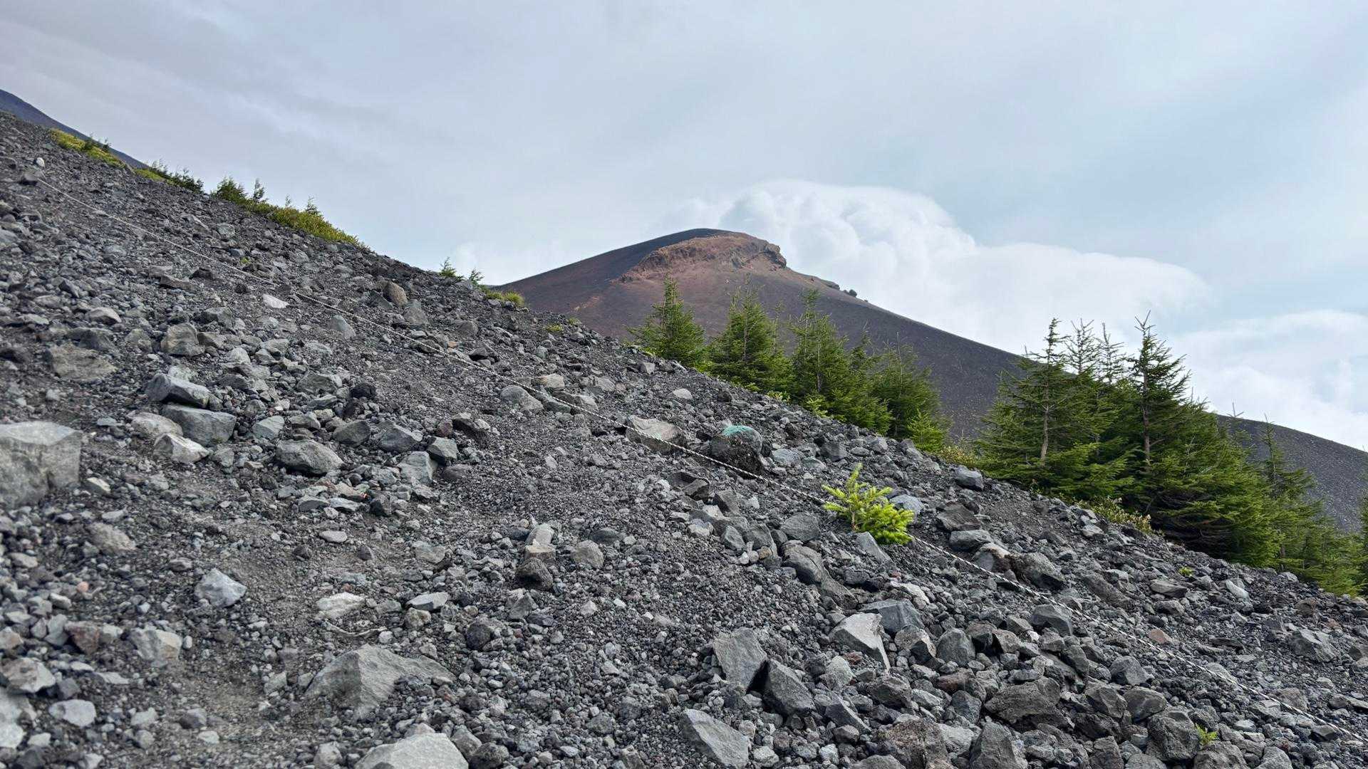 宝永山。写真じゃ伝わらないが、なかなかダイナミック。