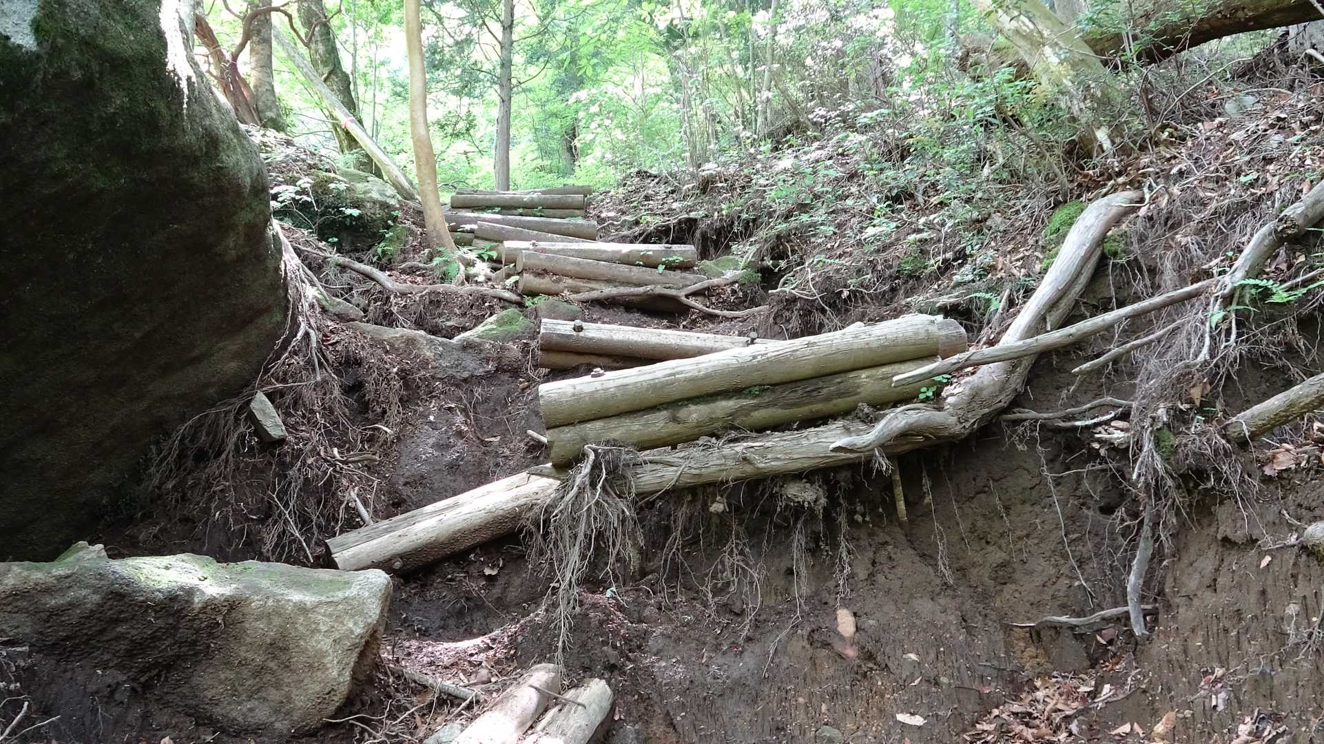 崩壊の階段。
