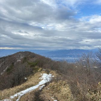 鍋割山と榛名山です。
浅間山は雲で見えません。
本日の候補地に浅間隠山がありましたが、鍋割山にしてよかった。