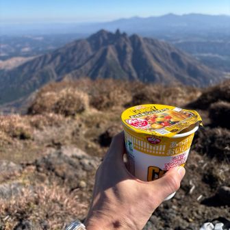 根子岳を眺めながらもぐもぐタイム🤤最高～👍