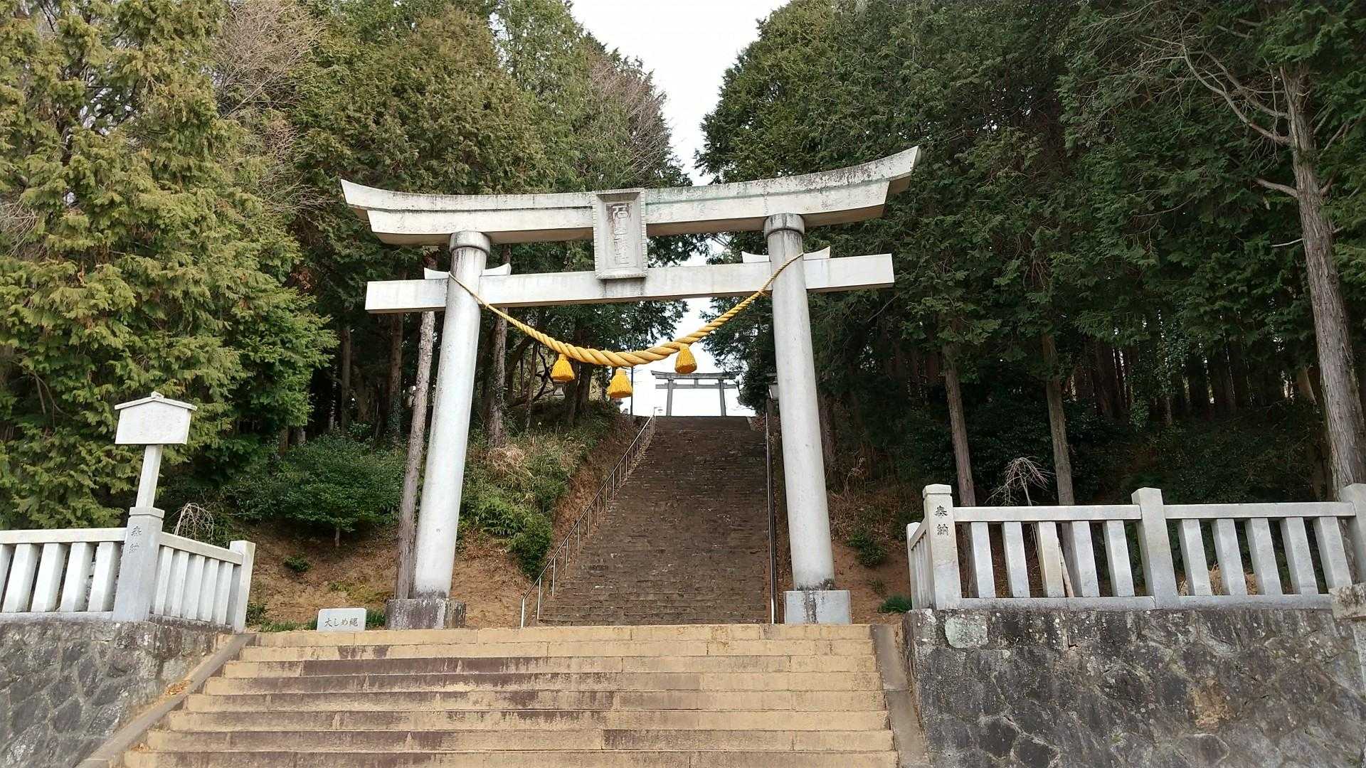     石山神社のこの階段の左の🅿️(3台ぐらい駐車可能)からスタート🎵
     一の鳥居から二の鳥居が見えました👀