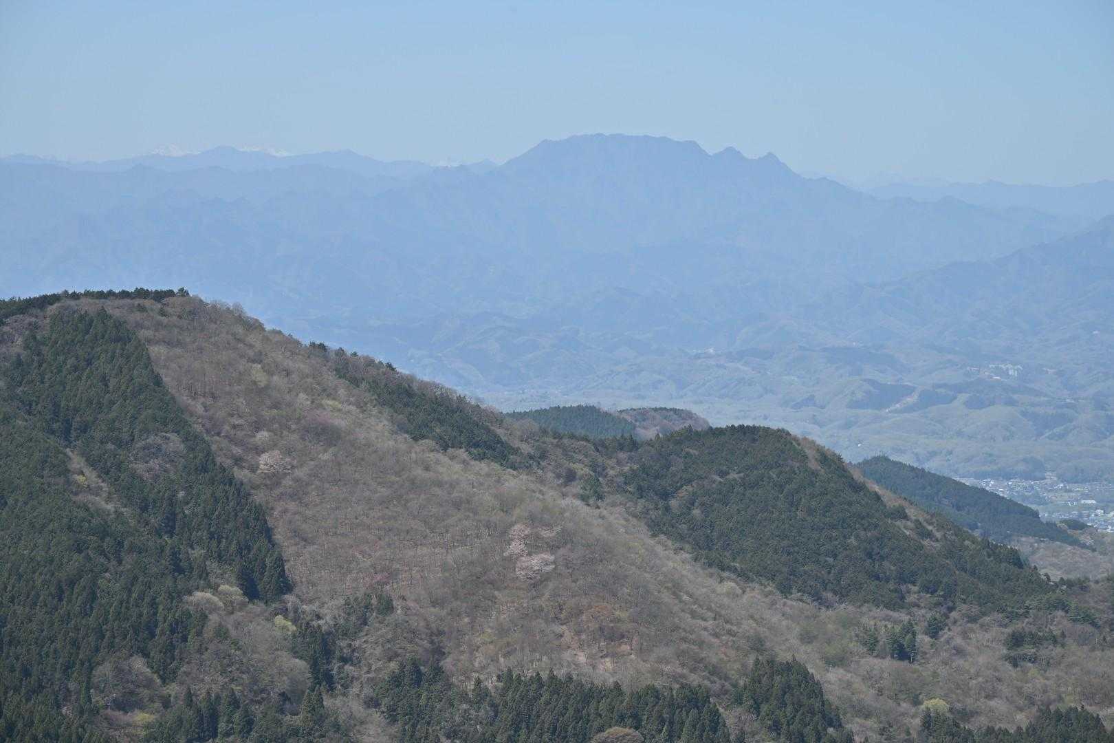 両神山
初めて見たかも
なんか神秘的✨️今年は登りたい