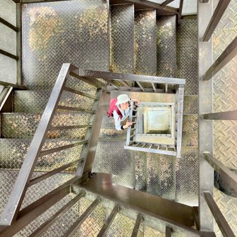 螺旋階段を登って、