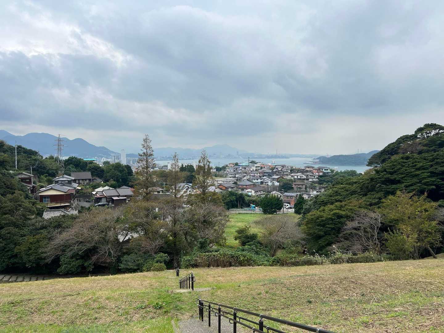 貯水池の土手の上から皿倉山方面を📸