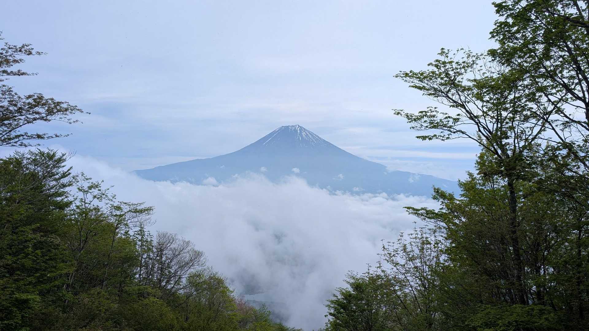 雲の向こうに富士山