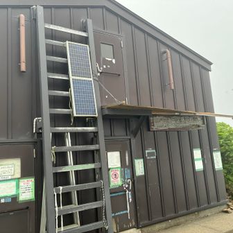 クセ強めの小屋番さんがいると噂の三国小屋到着！
早足で駆け抜けます😅