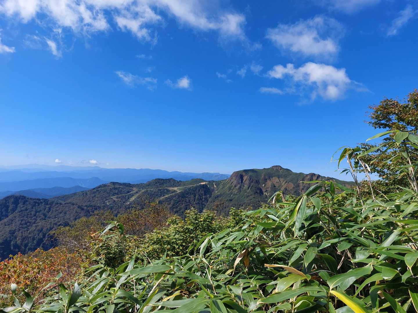 とりあえず西側の景色を見ながら前武尊まで登ります😰
