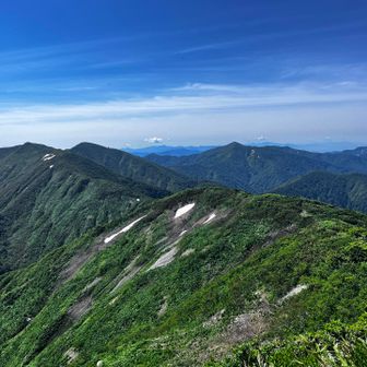 真ん中から少し左に小屋があってそのすぐ近くが神室山。疲れた身で見る絶望感
