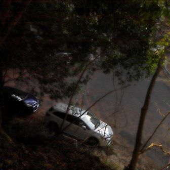 先ほどの民家の脇から駐車場に降りて来ました