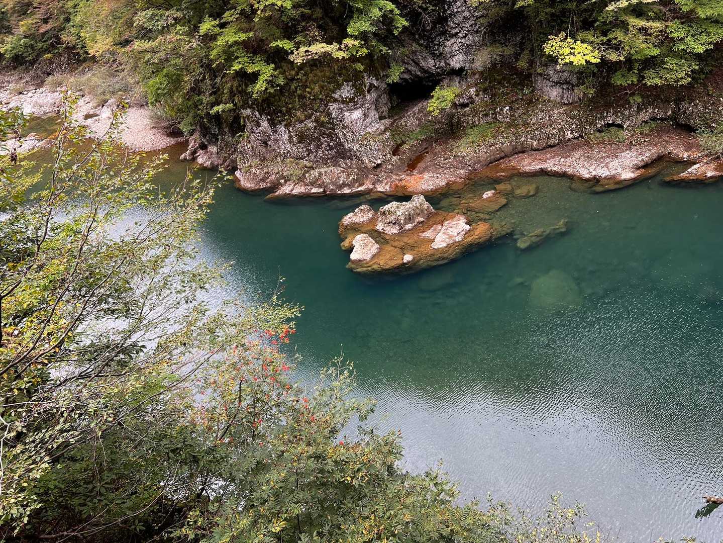 【抱返り渓谷】澄みわたる青さに息を呑む絶景｜秋田・仙北の写真