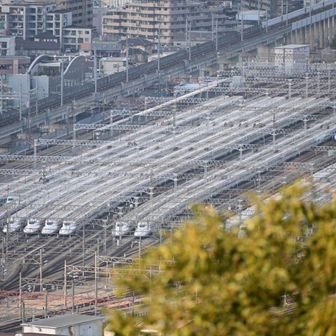 石割山から見る新幹線車両基地