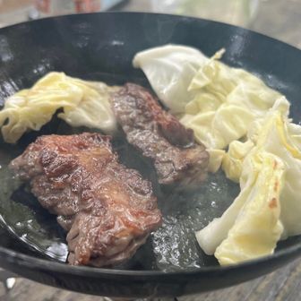 お肉もジュ〜🥩

昨年はGW真っ最中だったので掬星台はたくさんの人でしたが、今日は飛び石の休みだからかガラガラ

そして気温低めでちょっとヒンヤリ、上着を羽織りました