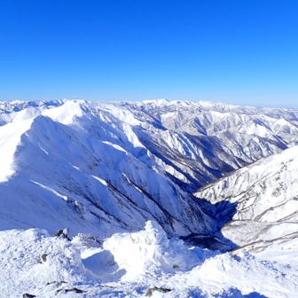 万太郎山
奥に苗場山