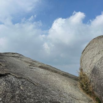 交野山の観音岩　強風のため、岩の上には行かず