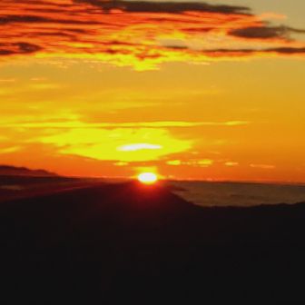 日の出予定時間は5時35分
20分くらい待つのは帰宅時間に差し障るから、あきらめて帰ろうとした瞬間だった
やったぜ～😆
もし、予定時間に到着してたらアウトだったのか？
とにもかくにも偶然の賜物に感謝🧡