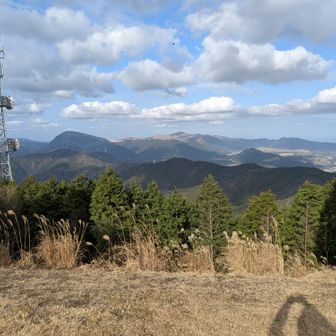 山頂からは北側に竜ヶ鼻と平尾台。