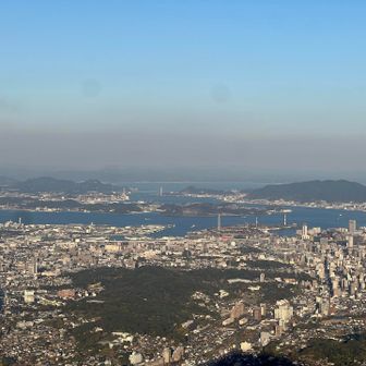 雲ひとつ無く海峡までよく見える