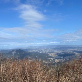 朝の暗い空は何処かへ行ってしまいました
若杉方面から縦走されていた方が休まれていたのでお話を聞くと、朝はやっぱりガスの中だったそうです