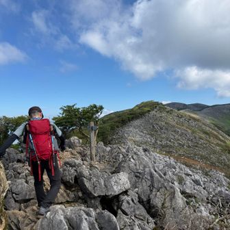 初霊仙山の山友さん
岩ゴツゴツの道に疲れてます😓