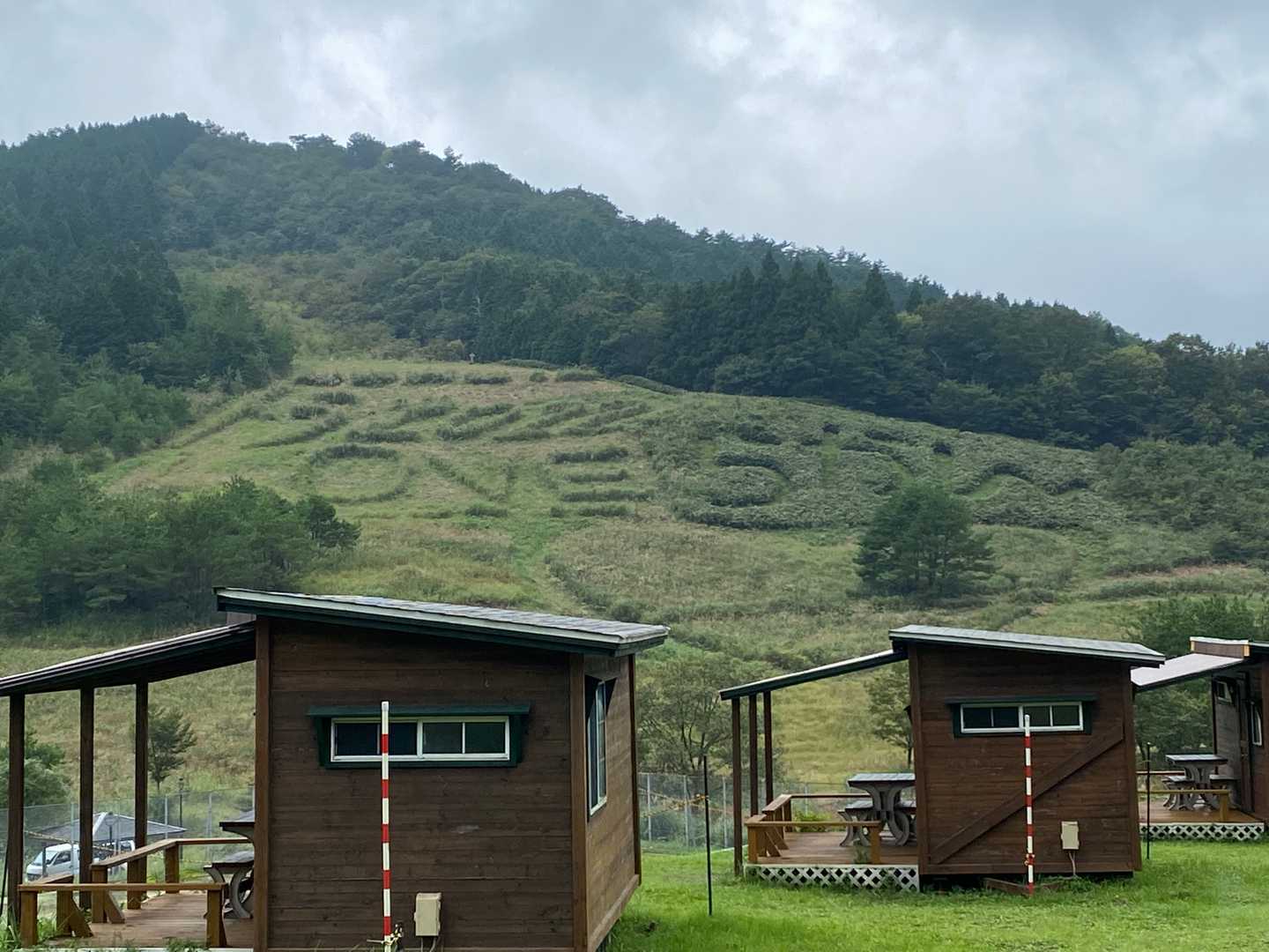 今から登る法華山の斜面に「LOVEらかん」の文字が