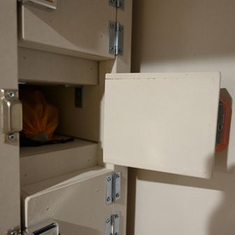 モバイルバッテリー用のロッカー
内側は耐火ボード(石膏ボード?)仕様で万が一燃えても延焼を抑えられそうな雰囲気でした