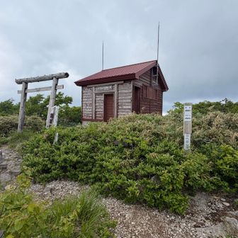 山頂の避難小屋