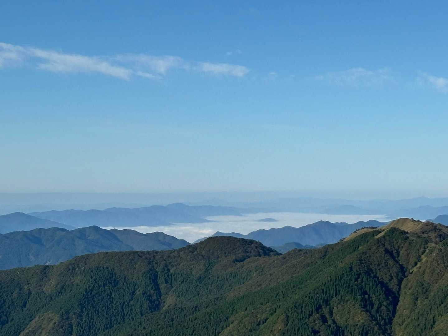 寒峰の向こうにも雲海