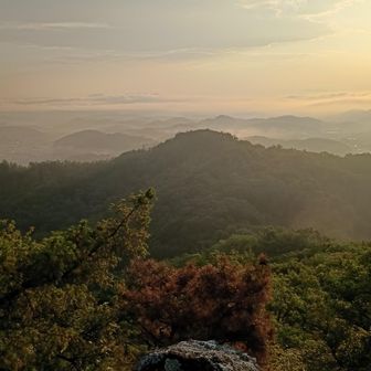 鎖場を登りきったところこらの眺望はこんなんです
低山歩きとは思えない景色です
