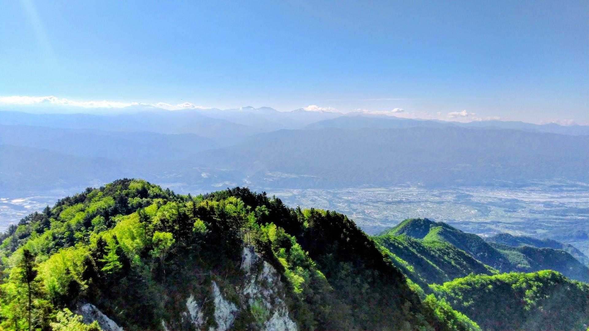 ロープを使いながら危険箇所をクリアし、景色が開けたところで、水分補給😅
※まだ雲が、かかっていて南アルプスの山々がはっきり確認できませんが、それでも十分ナイスビューでした✨