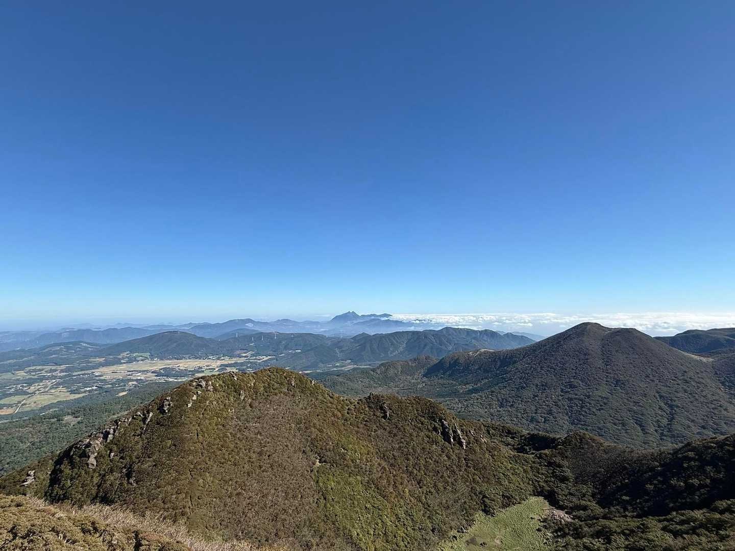 ミヤマキリシマと紅葉どちらも楽しめる三俣山への最短ルートの写真