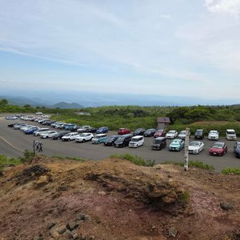 降りたら
駐車場は満車で人気の山なのですね
路駐もされてました

人のいない早朝歩き
オススメします