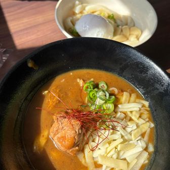 お昼は名物カレーうどんもちろんチーズ🧀入り、角煮がとろっとろ😋