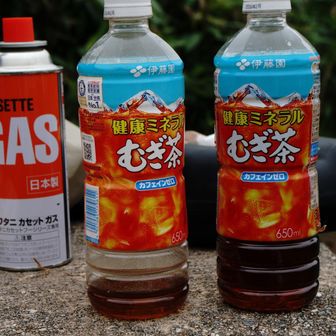 お昼の支度の合間にここまでのお茶の減り具合チェック👀
左が息子の分（あと一口で終わりそう）
右は私（さっきお腹の薬飲むのに一口飲んだだけ）