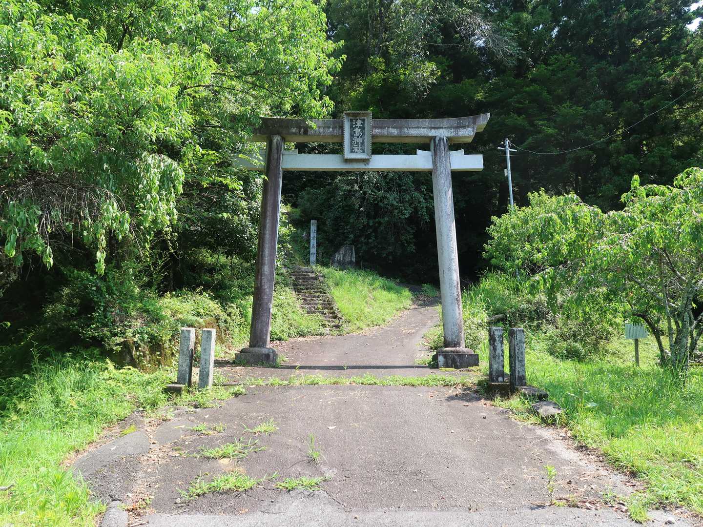 津島神社の鳥居をくぐります