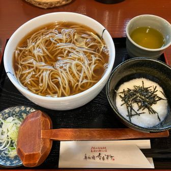 鳥居の前に丁度お蕎麦屋さん✌️
お蕎麦いただきました
美味しかった〜