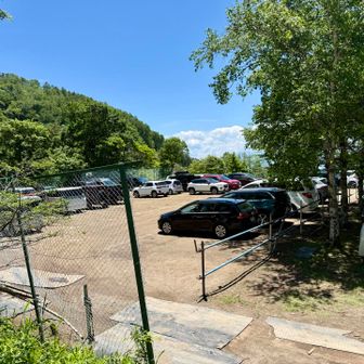 駐車場🅿️まで、帰ってきたぞ
ということで、お疲れ山
上の段の駐車場🅿️は、だいぶ車が減ってた
皆さん、めっちゃ早くきて、1,000円払って
速攻登って、前掛ドライブ並ばずに、
速攻帰ってくるハイカーが多いのかな