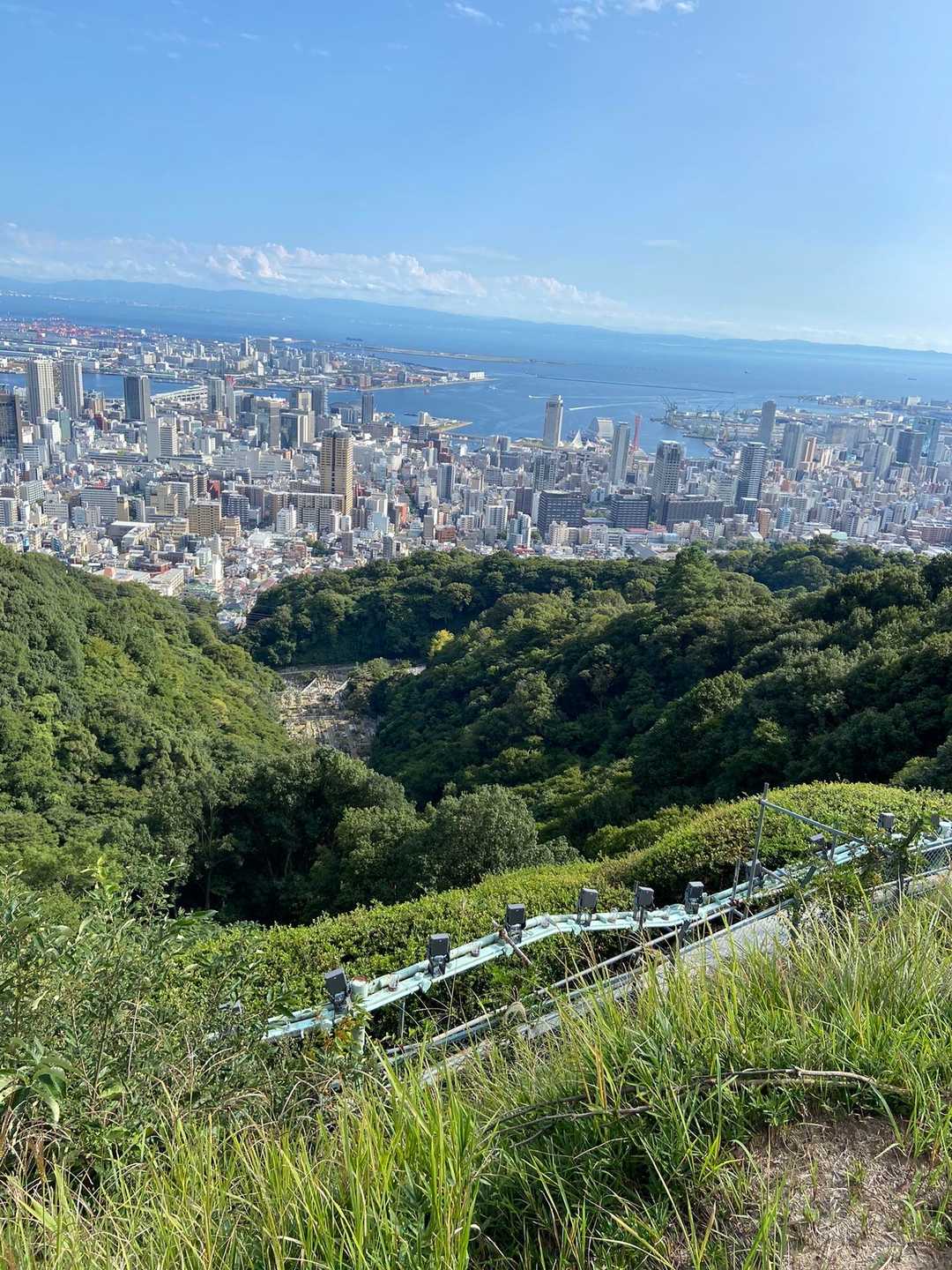 市章山(ししょうざん) 夜、山手に光ってる神戸市マークの電飾設備💡　いい景色やん😳