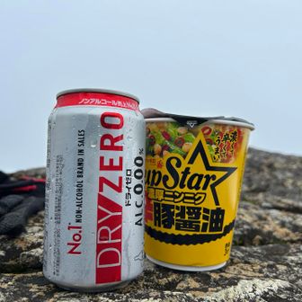 ガスガス、真っ白🤍
お昼ご飯〜！🥤にお湯を入れた途端に雨が降り出す😂
速攻食べて、レイン着て即下山〜😅