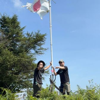 
2人して 日章旗 🇯🇵 の 下 に
収まりました
まるで エベレスト 🏔️ に 登頂 
したかのように ꉂ🤣𐤔

