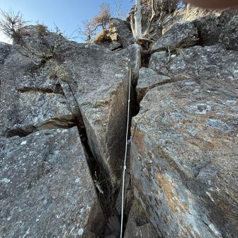 お助けロープがありました。
ロープ使いたくないからここより右の方から登ったけど、正解はよくわからん🌀